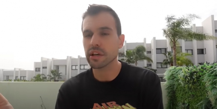 和卡塔尔方, 他透露, MvGuK 和卡塔尔方, 他透露, MvGuK